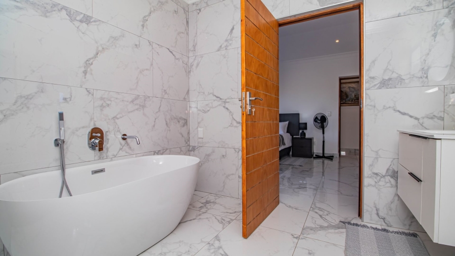 5 Bedroom Property for Sale in The Hill Western Cape